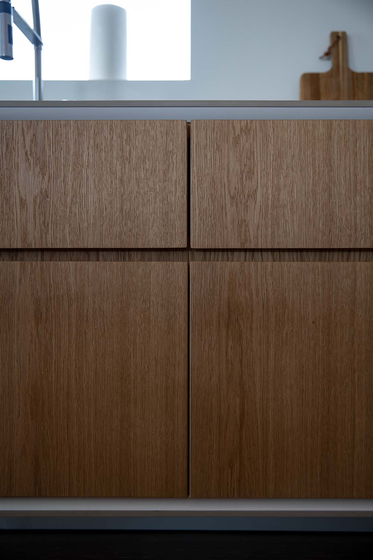 Stiligt - Stiligt köksskåp i trä med en naturlig finish, med ett subtilt ådringmönster.