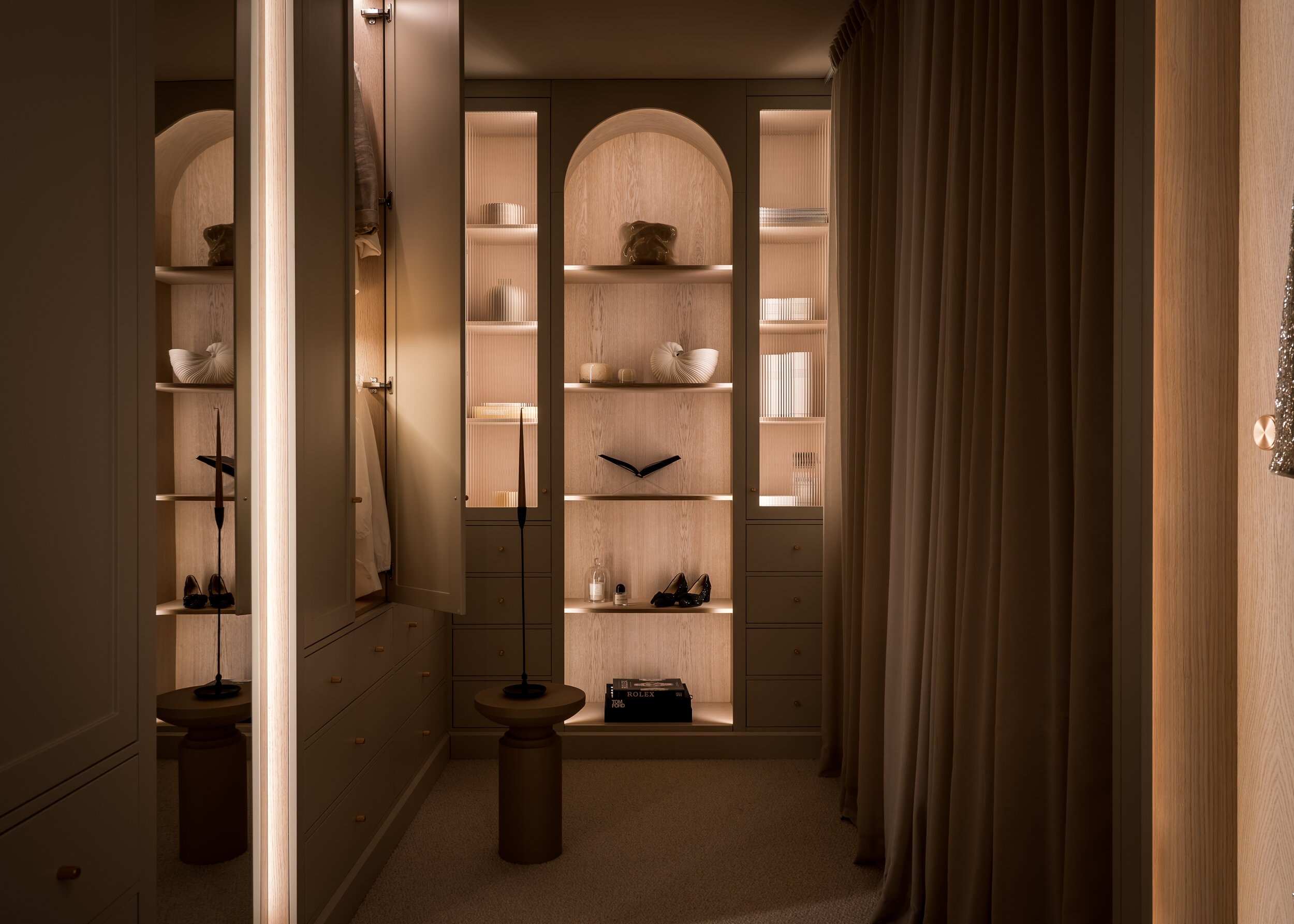 Stiligt -en lyxig walk in closet / klädkammare lampor tända
